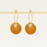 Boucles d'oreilles artisanales Austin moutarde - émail et rosace dorée ciselée, fait main en France