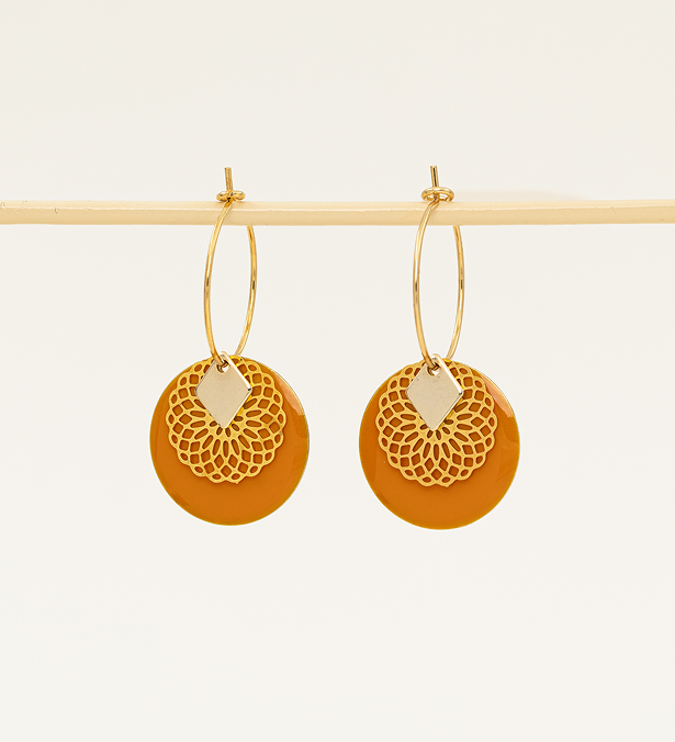 Boucles d'oreilles artisanales Austin moutarde - émail et rosace dorée ciselée, fait main en France