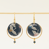 Boucles d'oreilles artisanales Hokkaido - papier résiné grues japonaises fond nuit et pierre bleue, fait main en France
