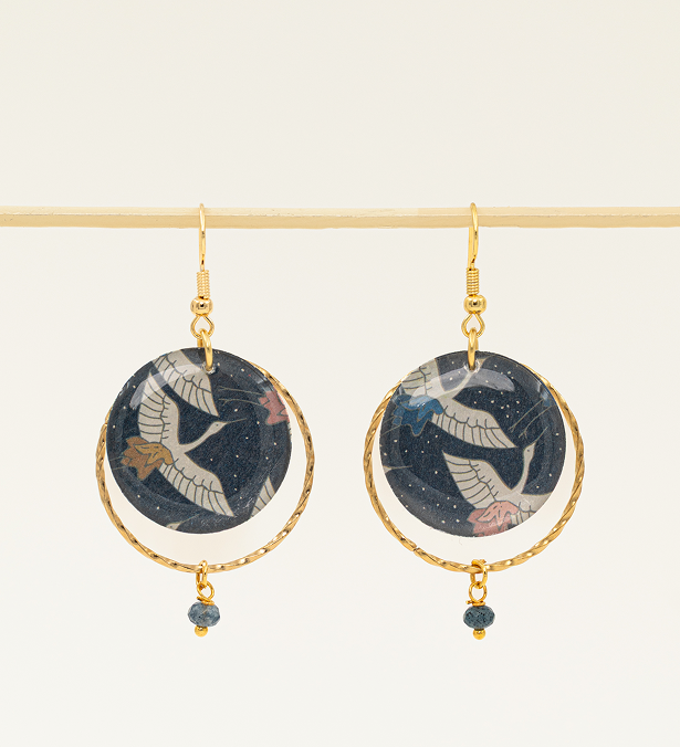 Boucles d'oreilles artisanales Hokkaido - papier résiné grues japonaises fond nuit et pierre bleue, fait main en France