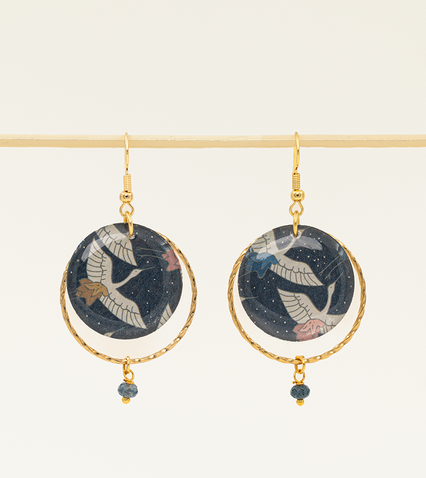 Boucles d'oreilles artisanales Hokkaido - papier résiné grues japonaises fond nuit et pierre bleue, fait main en France
