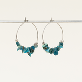 Boucles d'oreilles artisanales Anchorage turquoise - éclats de pierre brute et créole argentée, fait main en France