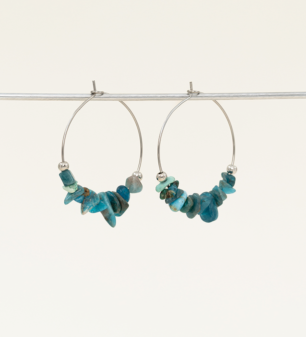Boucles d'oreilles artisanales Anchorage turquoise - éclats de pierre brute et créole argentée, fait main en France