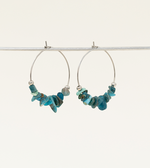 Boucles d'oreilles artisanales Anchorage turquoise - éclats de pierre brute et créole argentée, fait main en France