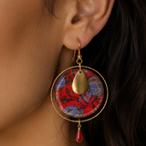 Boucles d'oreilles Asmara, disque wax rouge et bleu, anneau laiton doré et goutte émail rouge, fond crème