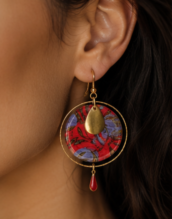 Boucles d'oreilles Asmara, disque wax rouge et bleu, anneau laiton doré et goutte émail rouge, fond crème