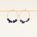 Boucles d'oreilles artisanales Anchorage lapis lazuli - éclats de pierre brute et créole dorée, fait main en France