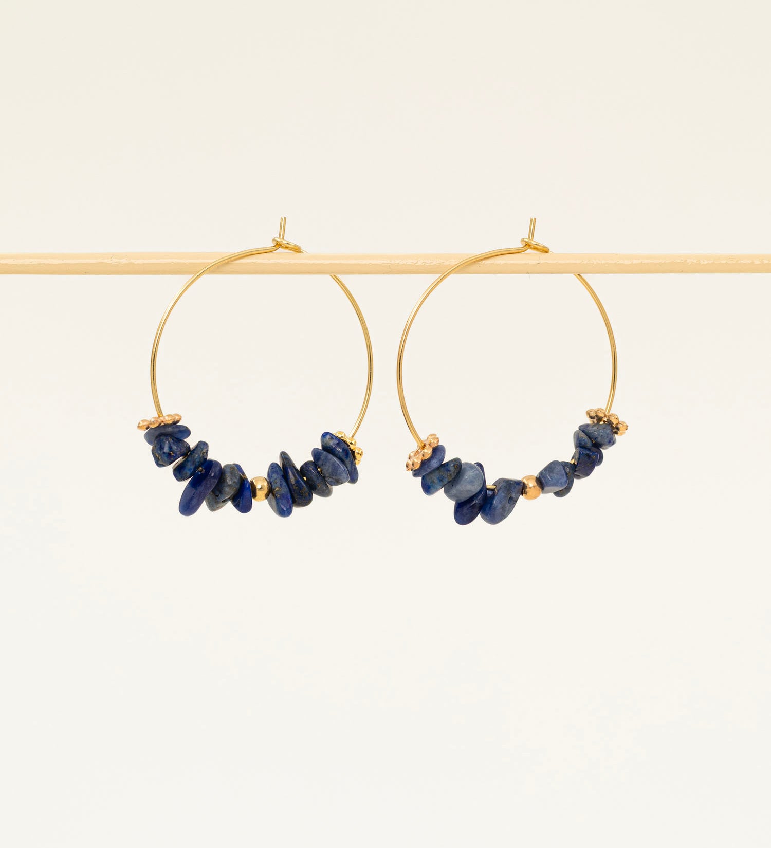 Boucles d'oreilles artisanales Anchorage lapis lazuli - éclats de pierre brute et créole dorée, fait main en France