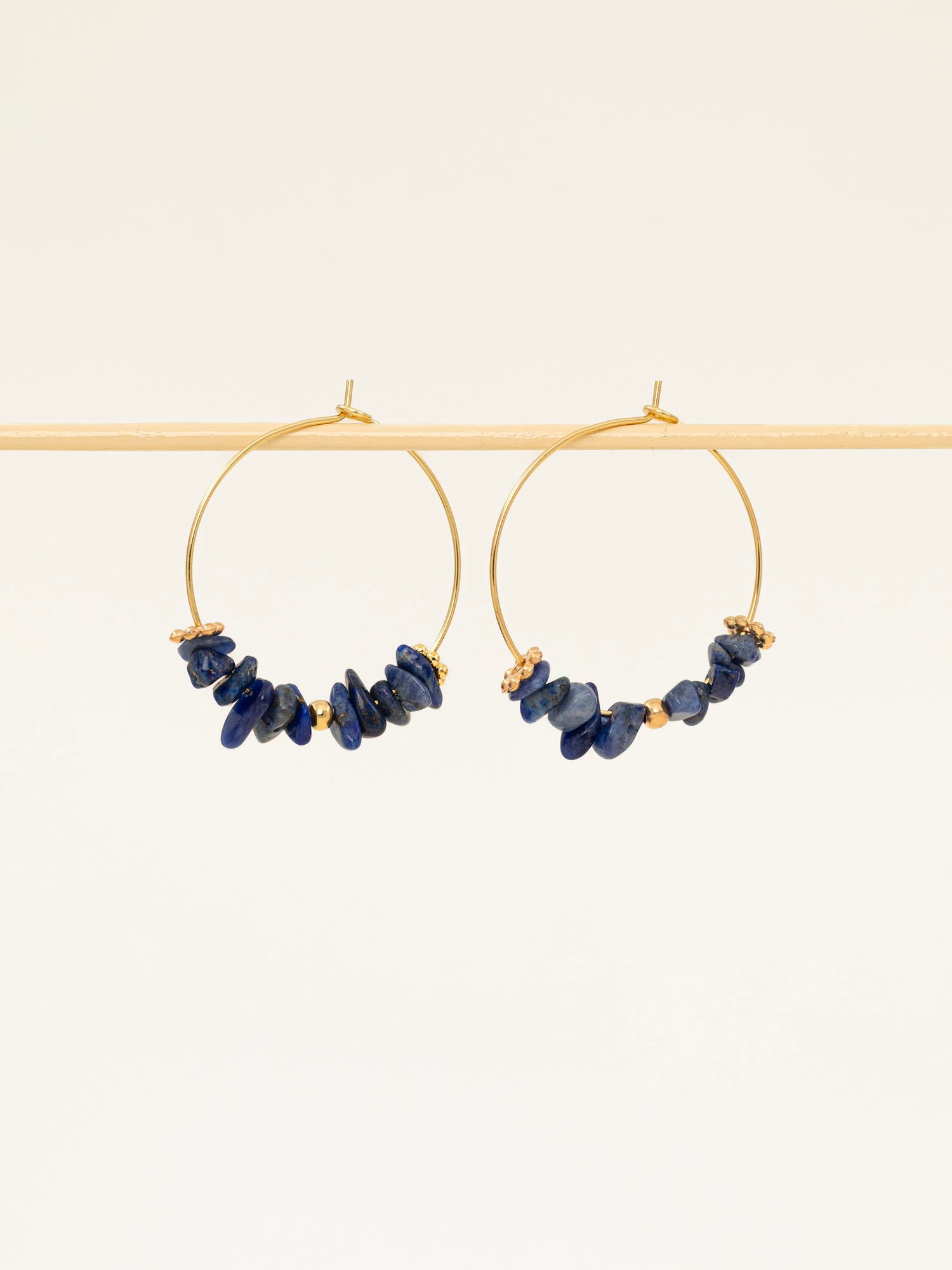 Boucles d'oreilles artisanales Anchorage lapis lazuli - éclats de pierre brute et créole dorée, fait main en France
