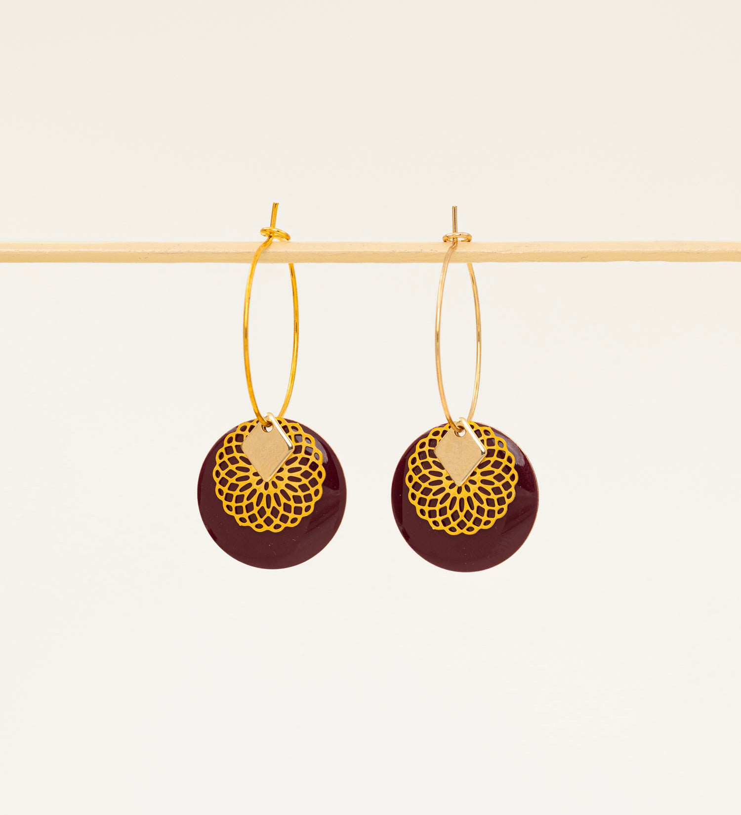 Boucles d'oreilles artisanales Austin prune - émail et estampe ciselée, fait main en France