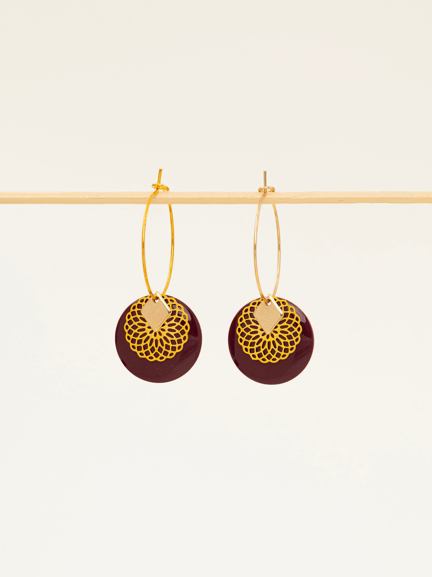 Boucles d'oreilles artisanales Austin prune - émail et estampe ciselée, fait main en France