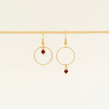 Boucles d'oreilles artisanales Boston - anneau doré ciselé et pierre naturelle bleue, fait main en France