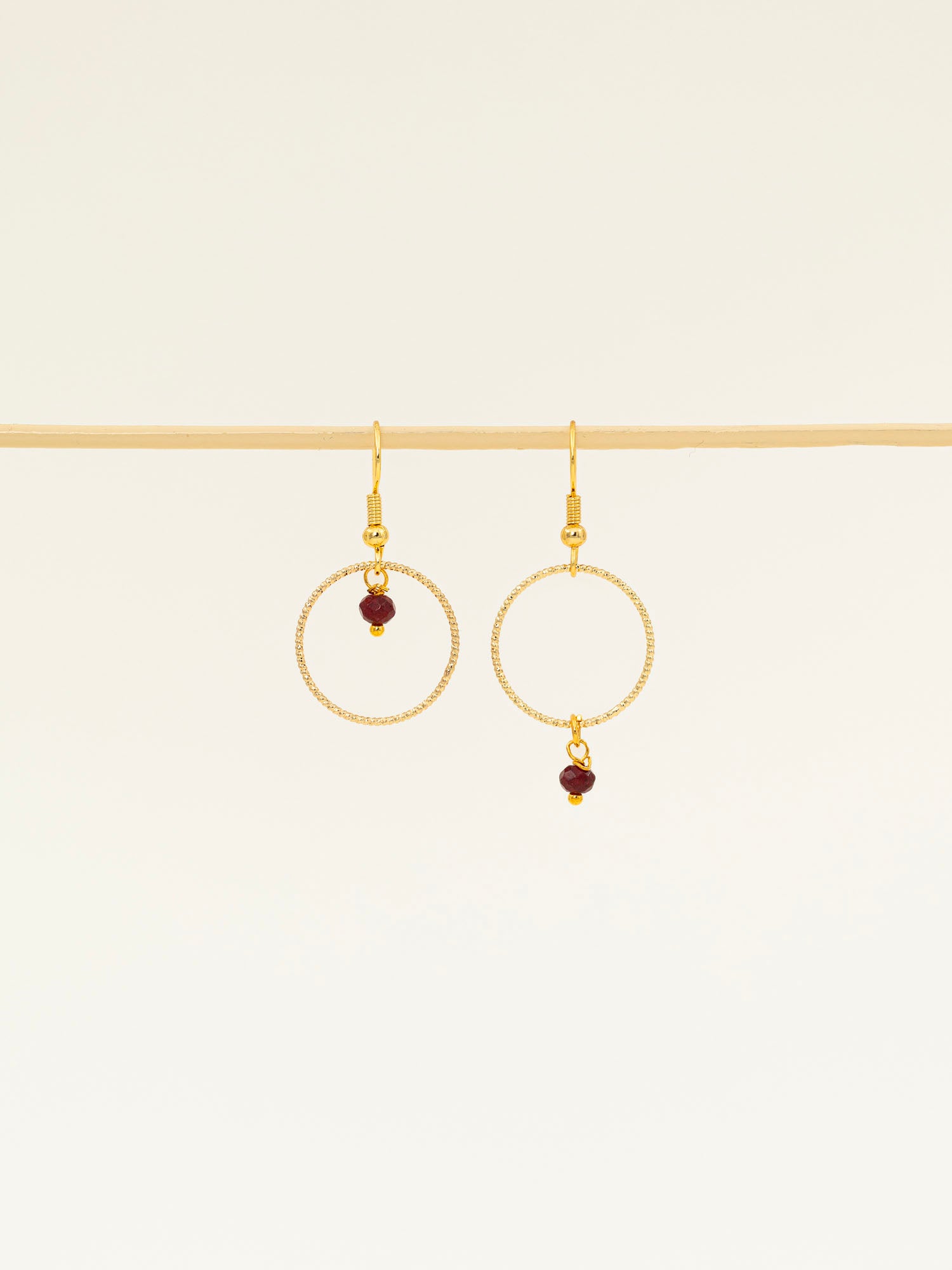 Boucles d'oreilles artisanales Boston - anneau doré ciselé et pierre naturelle bleue, fait main en France