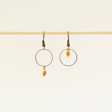 Boucles d'oreilles artisanales Boston - anneau doré ciselé et pierre naturelle bleue, fait main en France - ambre
