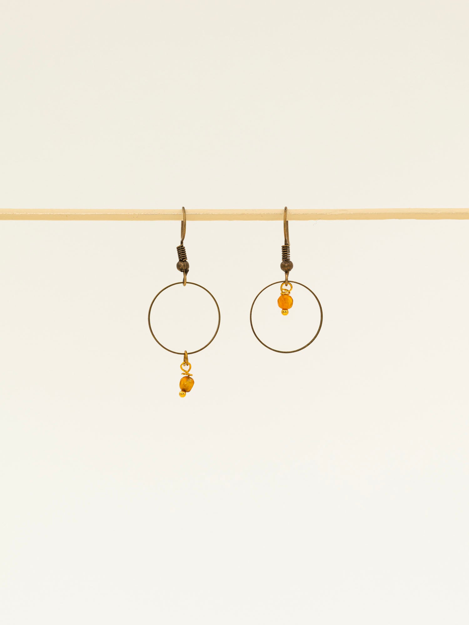 Boucles d'oreilles artisanales Boston - anneau doré ciselé et pierre naturelle bleue, fait main en France - ambre