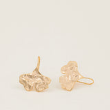 Boucles d'oreilles Kyoto portées - bijou feuille de ginkgo laiton doré, créatrice française
