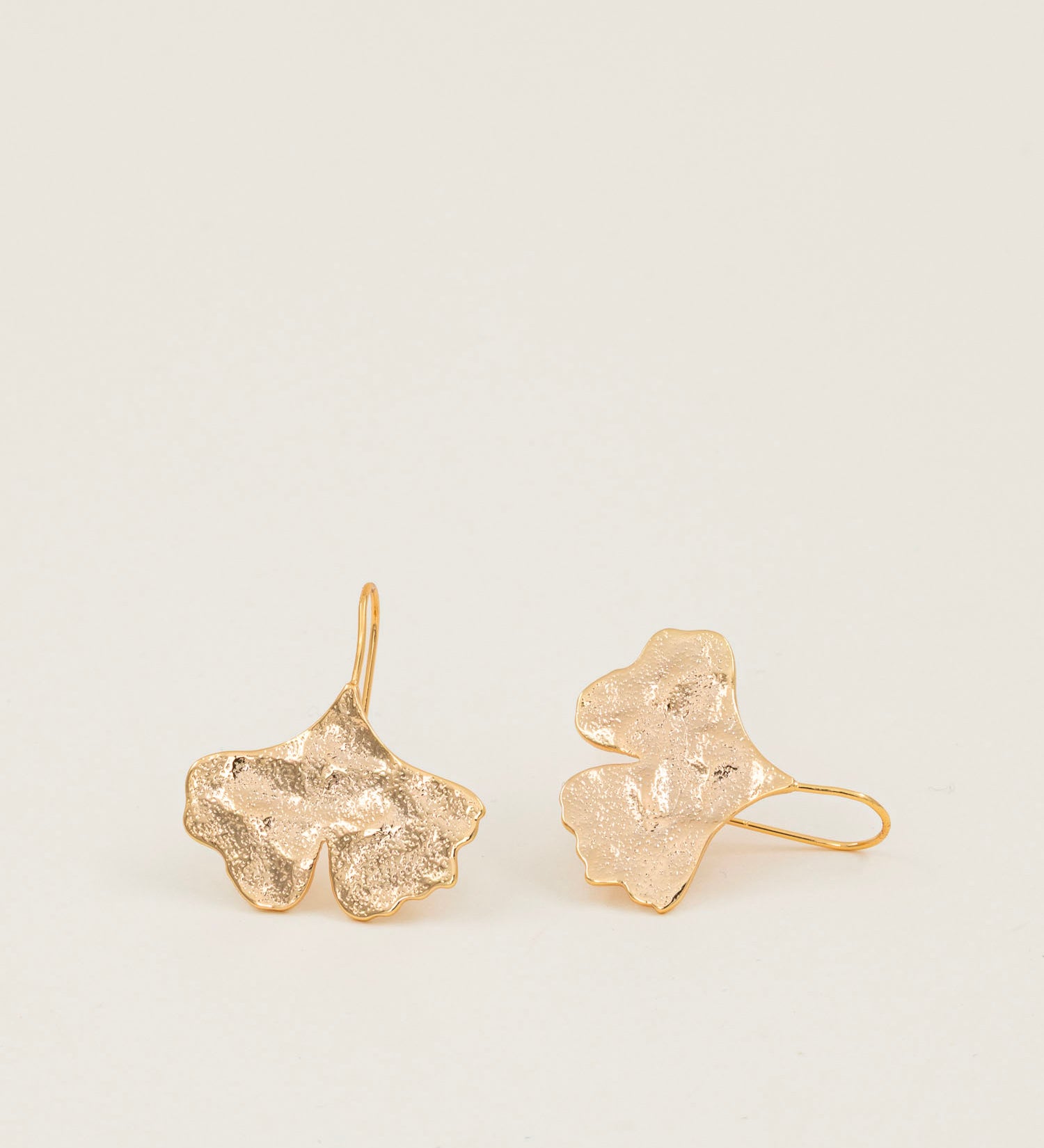 Boucles d'oreilles Kyoto portées - bijou feuille de ginkgo laiton doré, créatrice française