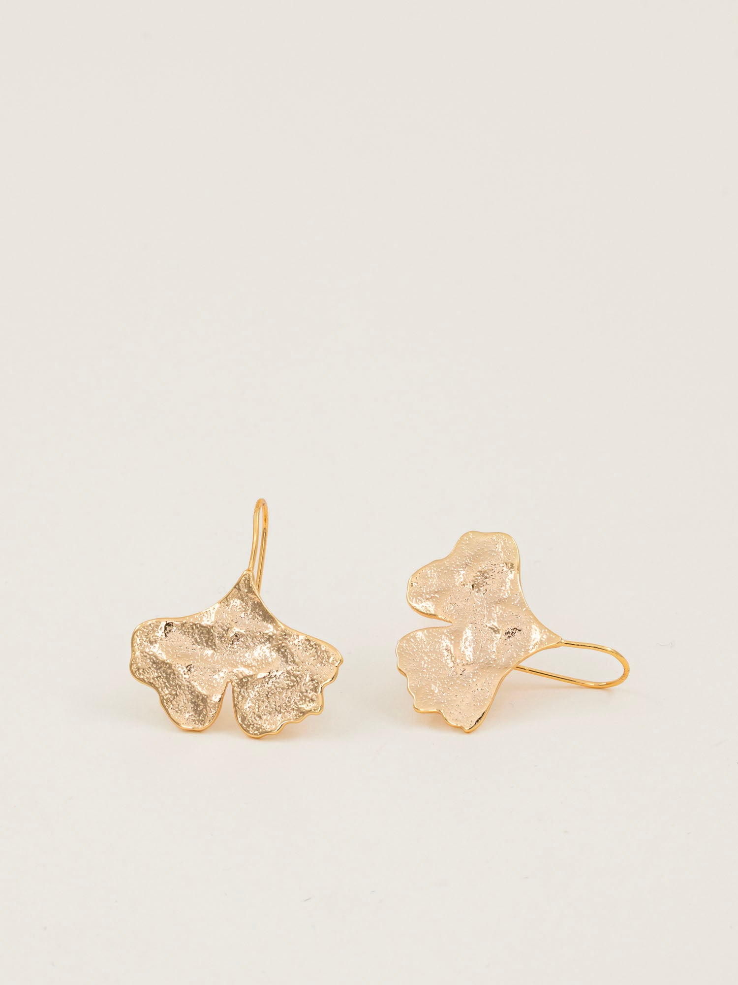 Boucles d'oreilles Kyoto portées - bijou feuille de ginkgo laiton doré, créatrice française