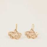 Boucles d'oreilles Kyoto portées - bijou feuille de ginkgo laiton doré, créatrice française
