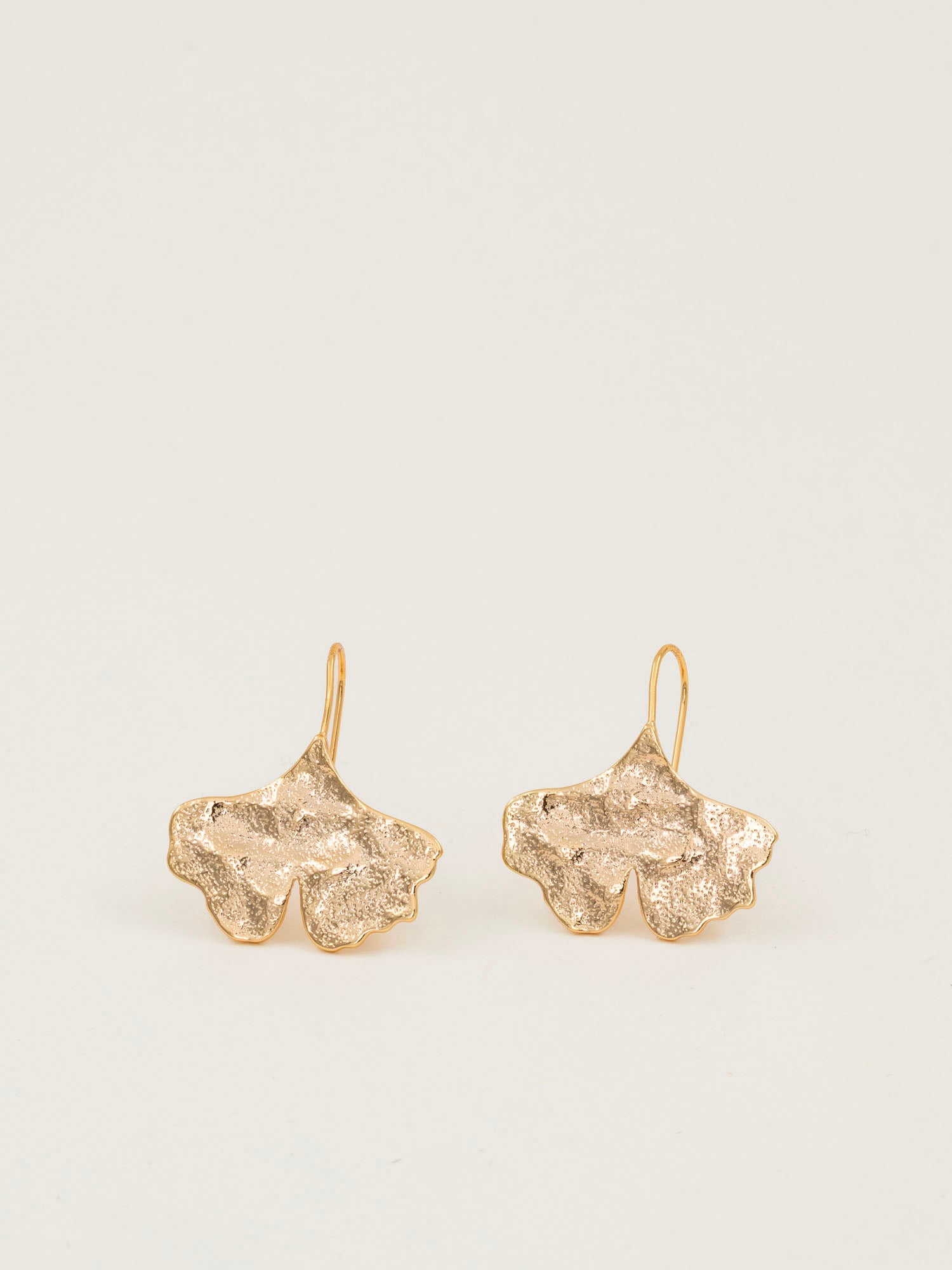 Boucles d'oreilles Kyoto portées - bijou feuille de ginkgo laiton doré, créatrice française