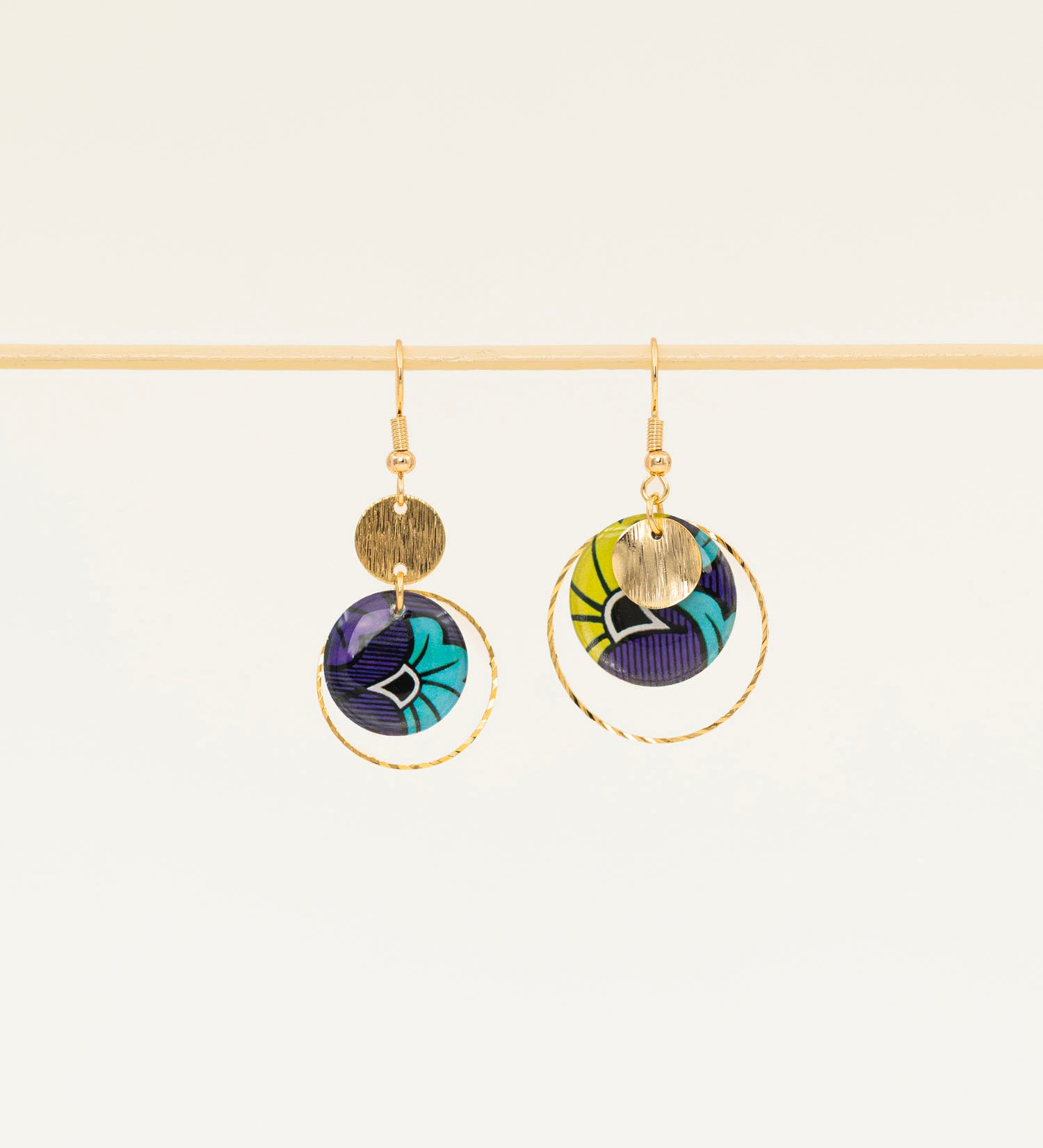 Boucles d'oreilles Niamey, disque wax violet turquoise et vert anis, anneau laiton torsadé brut
