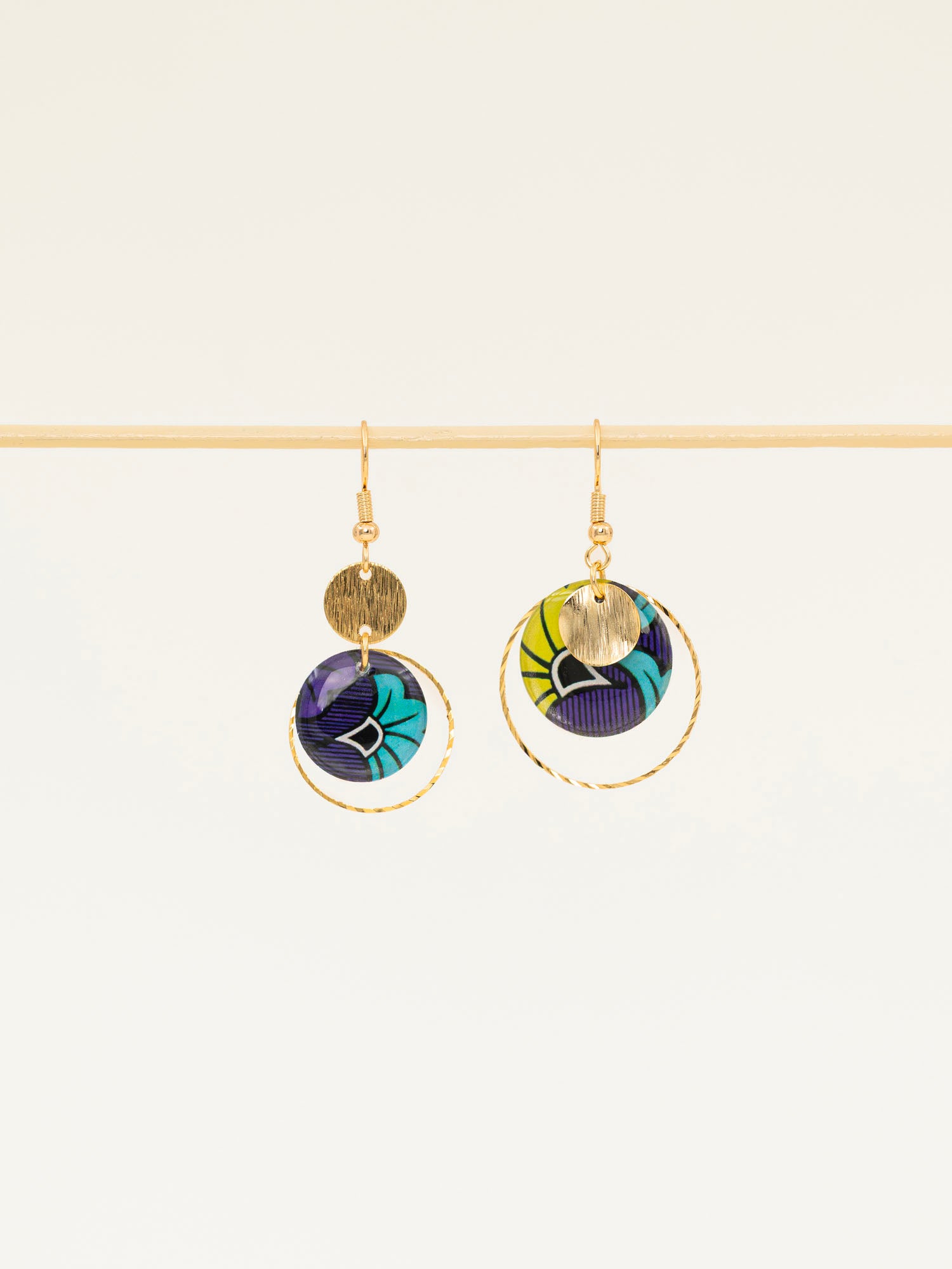 Boucles d'oreilles Niamey, disque wax violet turquoise et vert anis, anneau laiton torsadé brut