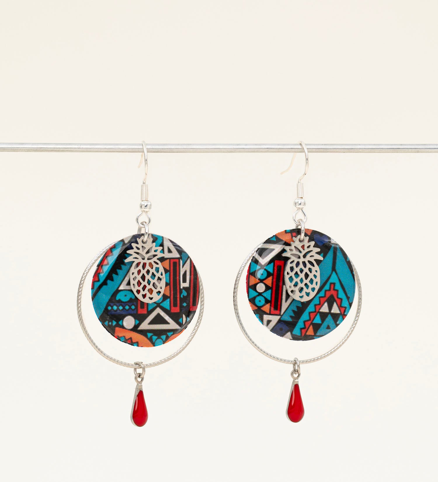 Boucles d'oreilles artisanales Caracas - wax résiné géométrique, ananas et émail rouge, fait main en France