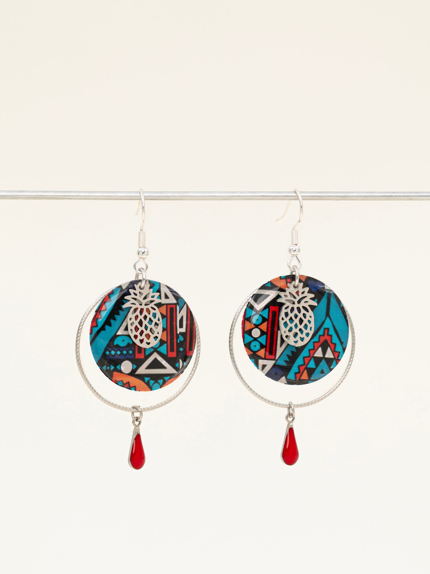 Boucles d'oreilles artisanales Caracas - wax résiné géométrique, ananas et émail rouge, fait main en France