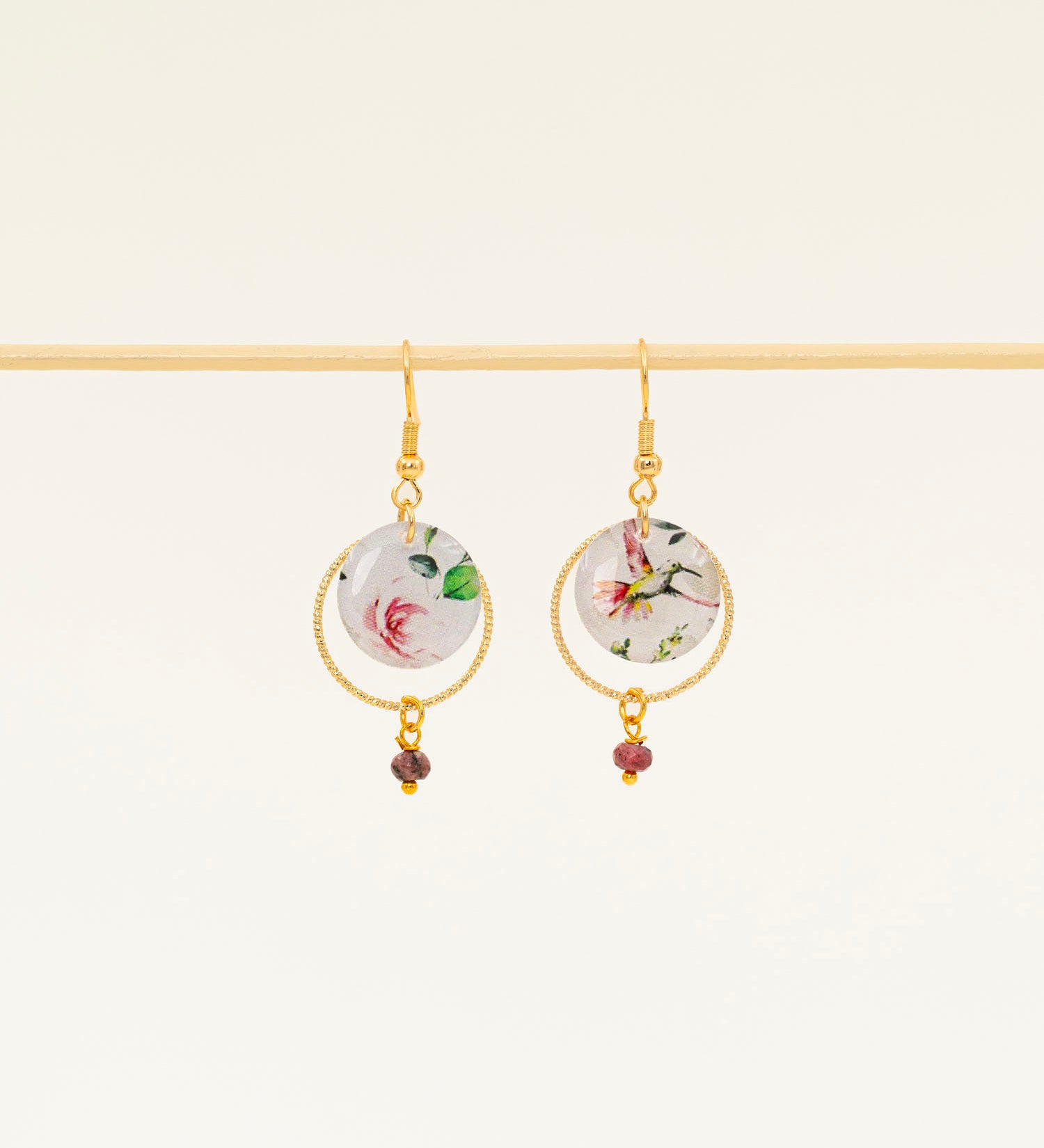 Boucles d'oreilles artisanales Adélaïde bleu - papier résiné plumes de paon et laiton doré, fait main en France