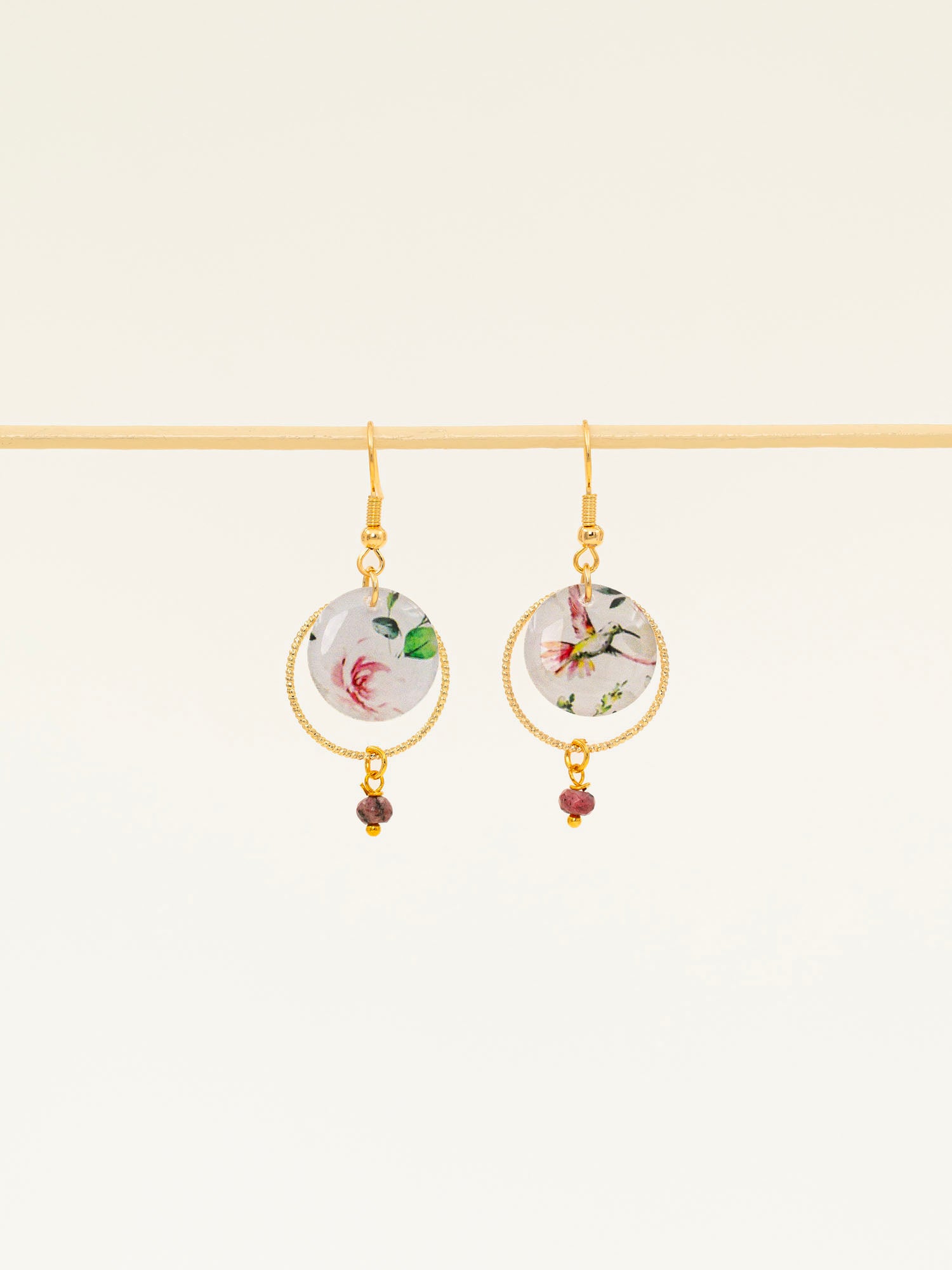 Boucles d'oreilles artisanales Adélaïde bleu - papier résiné plumes de paon et laiton doré, fait main en France