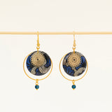 Boucles d'oreilles artisanales Lusaka - wax résiné bleu graphique et rosace dorée ajourée, fait main en France
