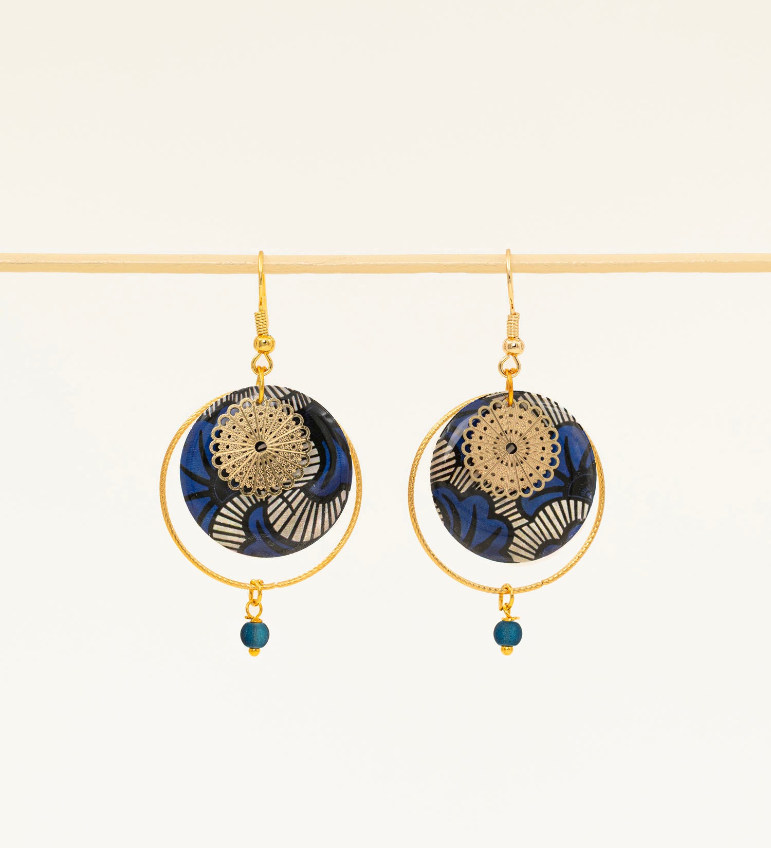 Boucles d'oreilles artisanales Lusaka - wax résiné bleu graphique et rosace dorée ajourée, fait main en France