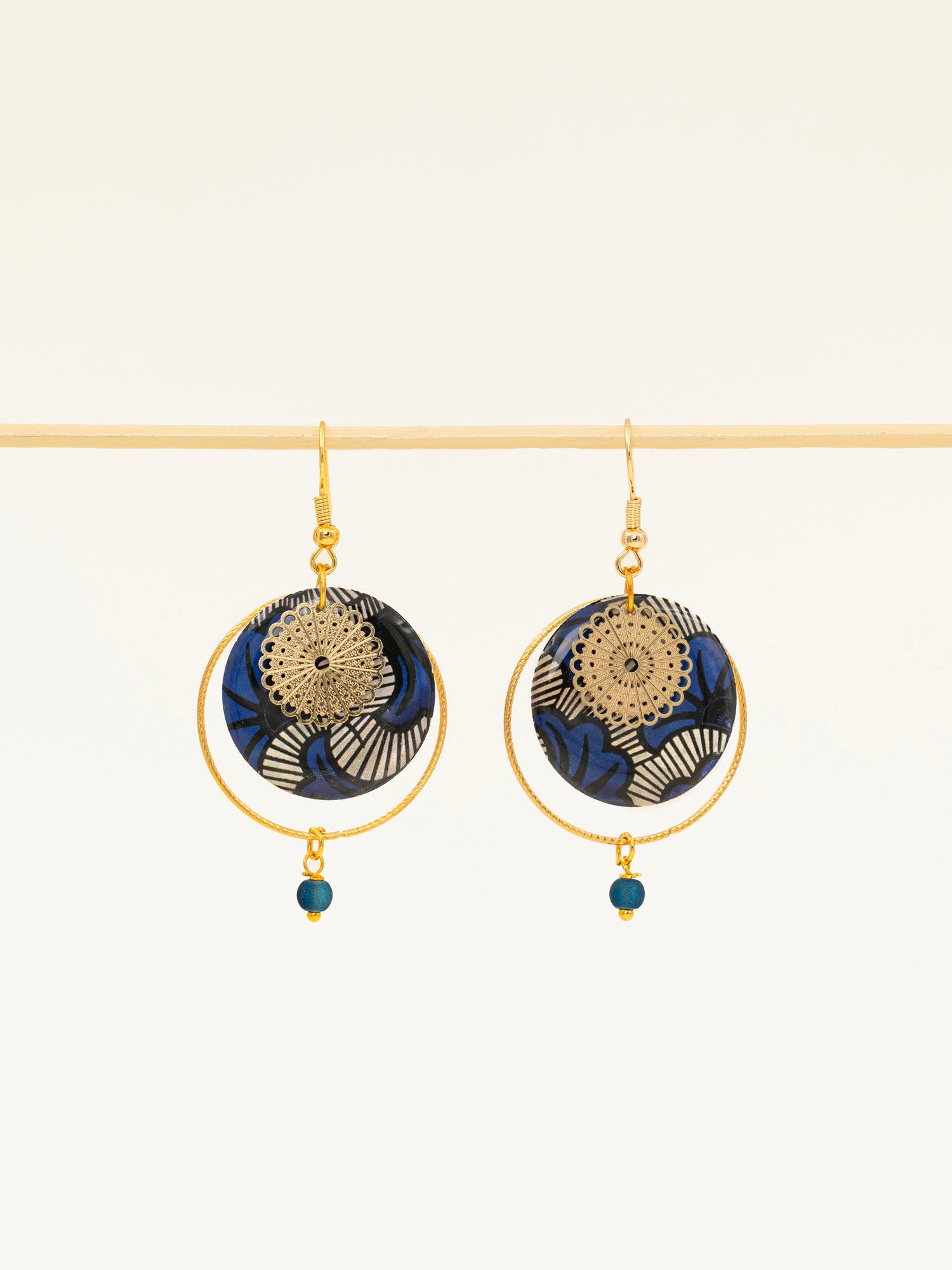 Boucles d'oreilles artisanales Lusaka - wax résiné bleu graphique et rosace dorée ajourée, fait main en France