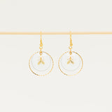 Boucles d'oreilles artisanales Tasmanie blanc — émail et médaillon doré ciselé, fait main en France