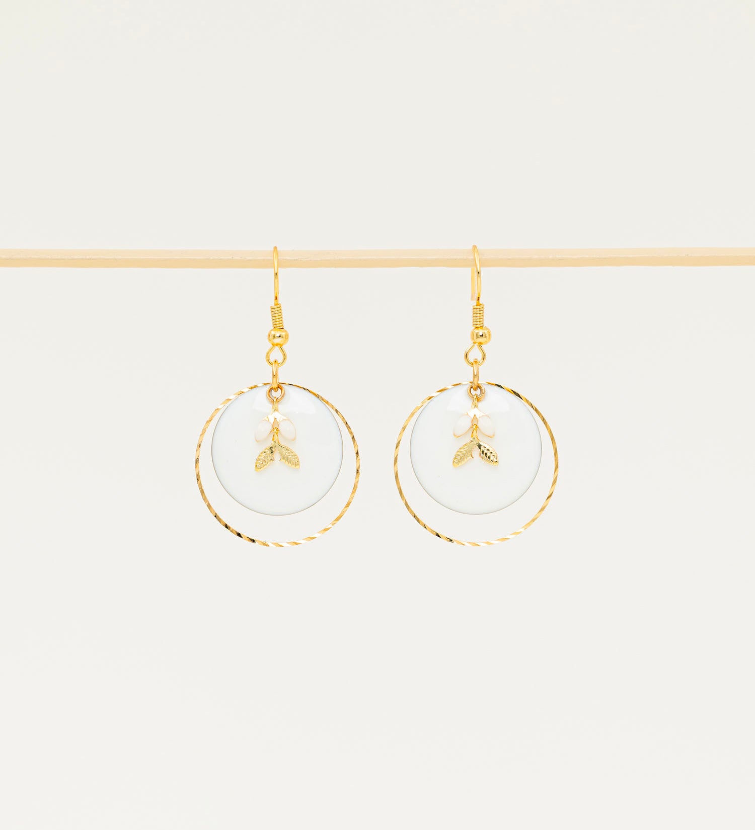 Boucles d'oreilles artisanales Tasmanie blanc — émail et médaillon doré ciselé, fait main en France