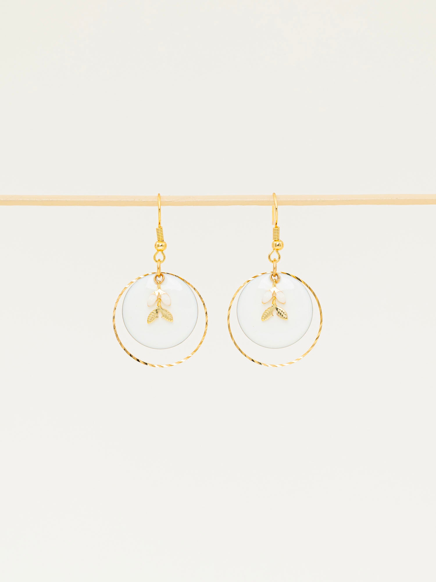 Boucles d'oreilles artisanales Tasmanie blanc — émail et médaillon doré ciselé, fait main en France
