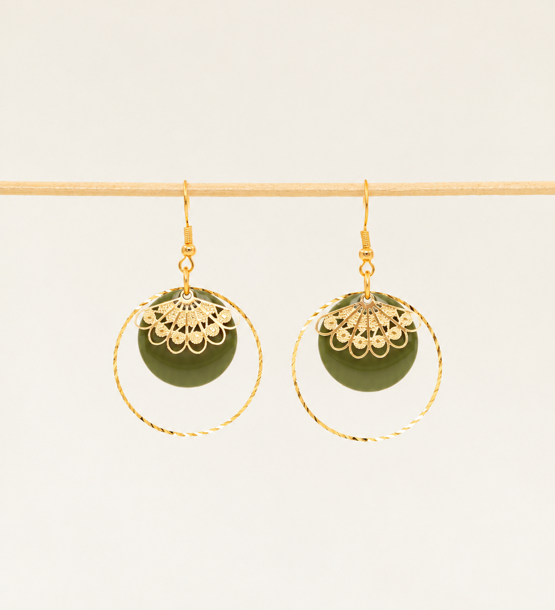 Boucles d'oreilles artisanales Atlanta - émail et dentelle dorée ciselée, fait main en France