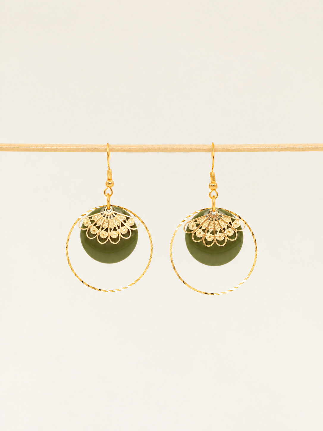 Boucles d'oreilles artisanales Atlanta - émail et dentelle dorée ciselée, fait main en France