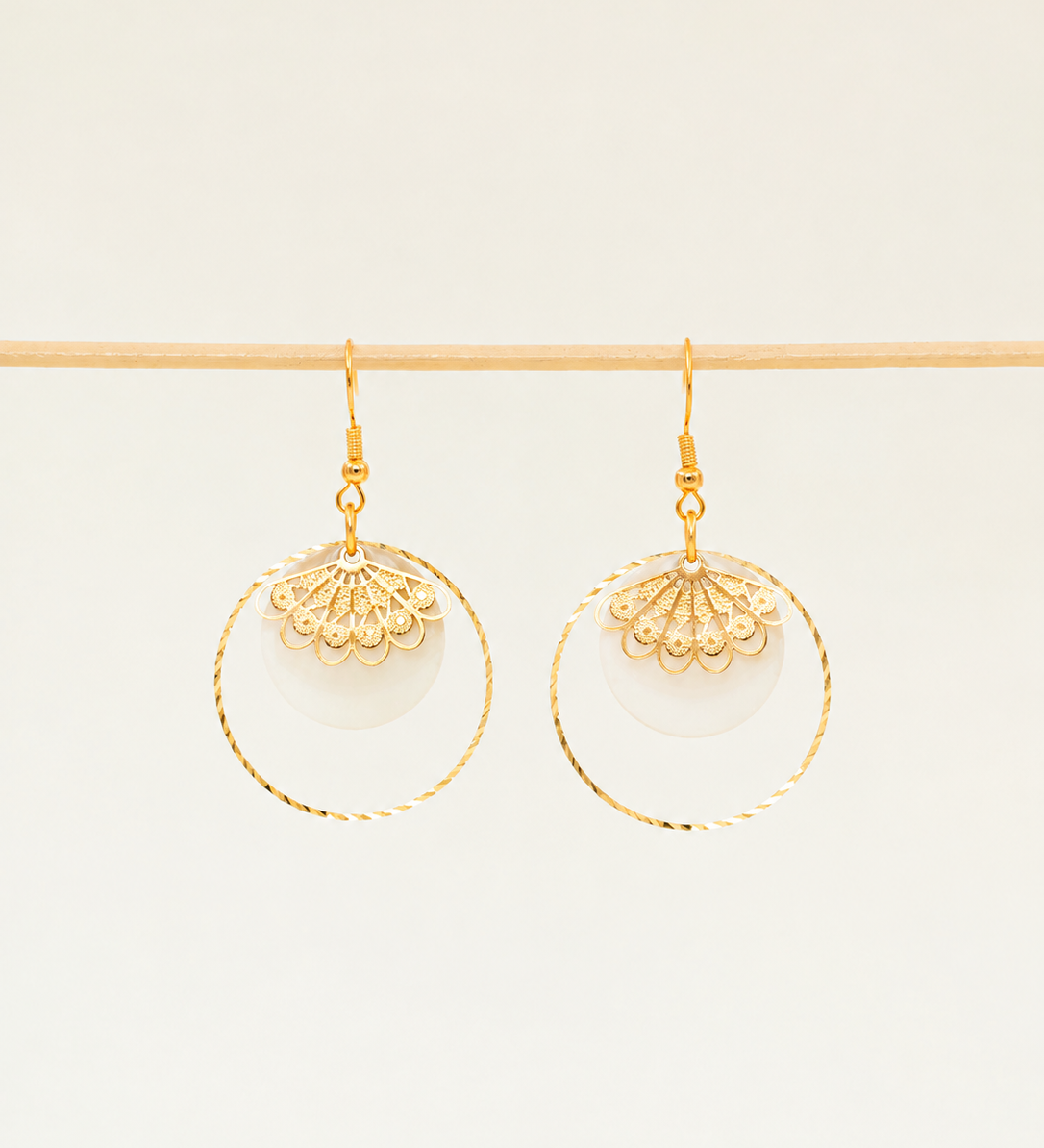 Boucles d'oreilles artisanales Atlanta - émail et dentelle dorée ciselée, fait main en France
