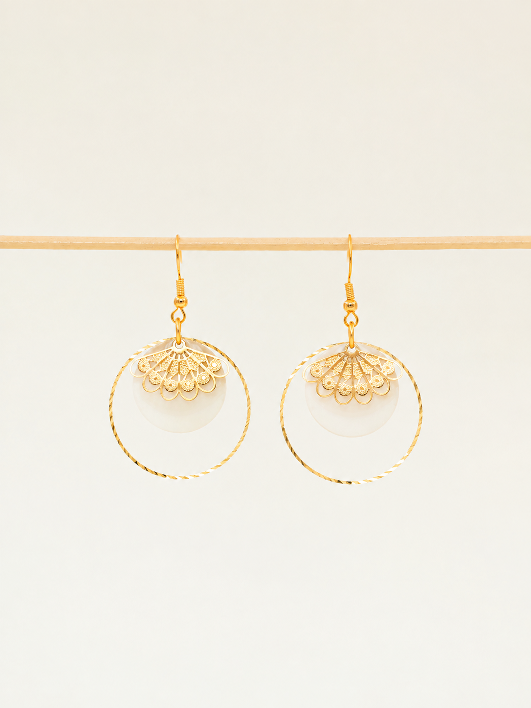 Boucles d'oreilles artisanales Atlanta - émail et dentelle dorée ciselée, fait main en France