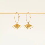 Boucles d'oreilles artisanales Séville - créoles laiton doré et breloque solaire, fait main en France