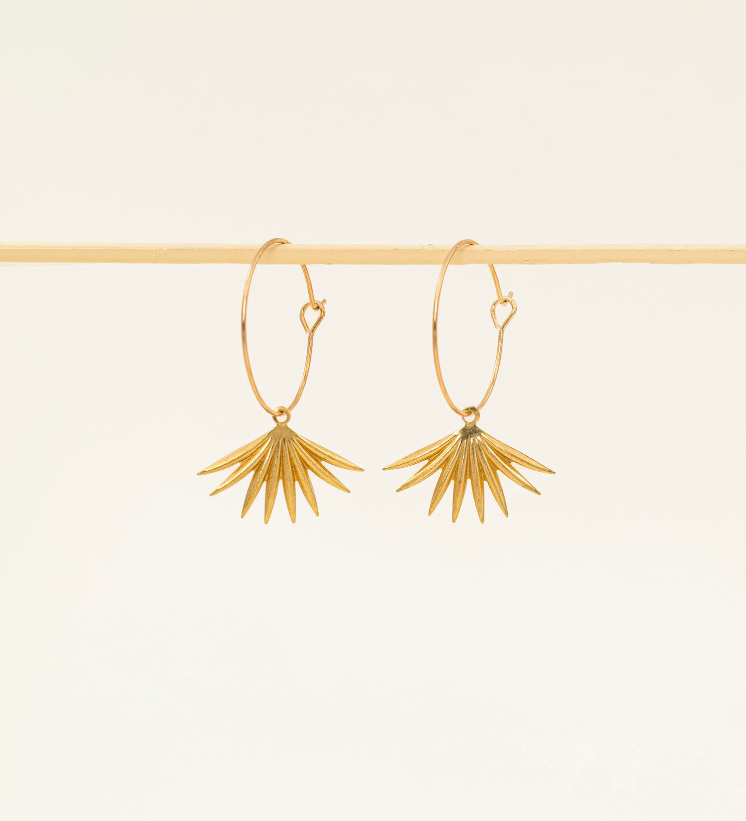 Boucles d'oreilles artisanales Séville - créoles laiton doré et breloque solaire, fait main en France