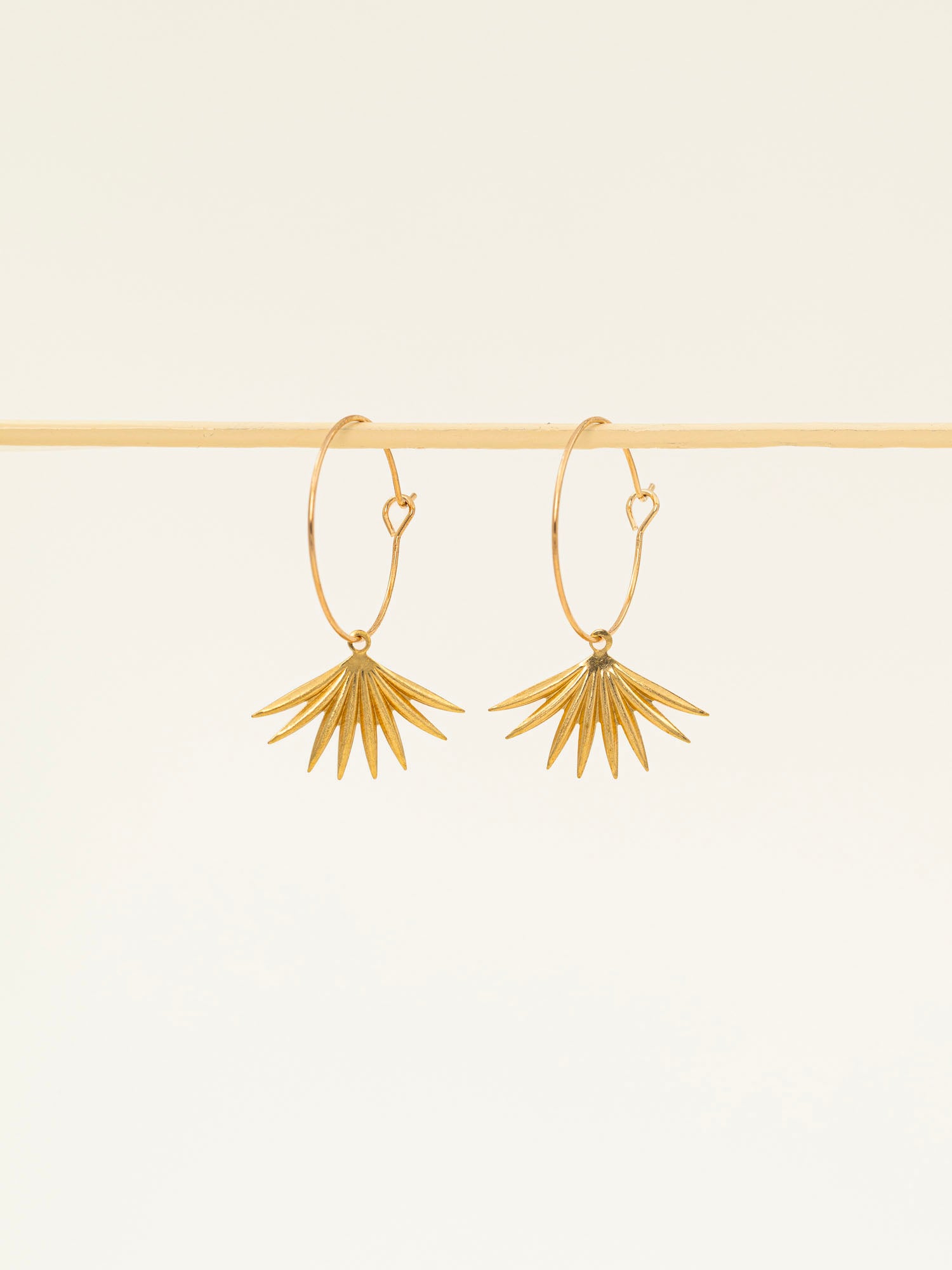 Boucles d'oreilles artisanales Séville - créoles laiton doré et breloque solaire, fait main en France