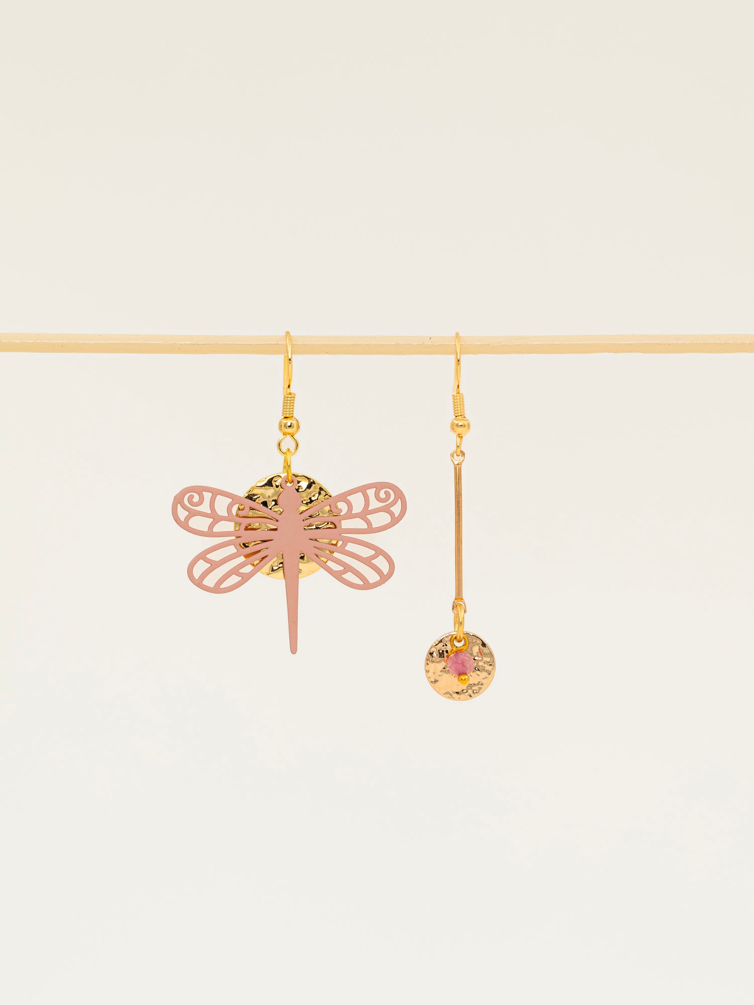 Boucles d'oreilles artisanales Bahamas rose - libellule résine ajourée et pastille dorée, fait main en France