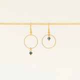 Boucles d'oreilles artisanales Boston - anneau doré ciselé et pierre naturelle bleue, fait main en France