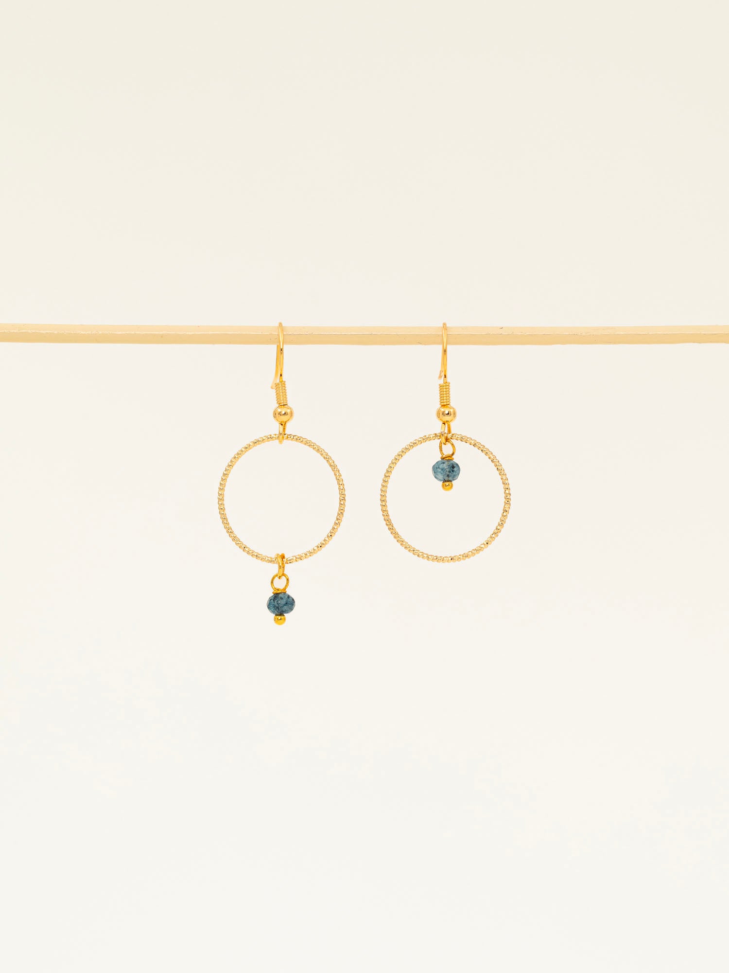 Boucles d'oreilles artisanales Boston - anneau doré ciselé et pierre naturelle bleue, fait main en France