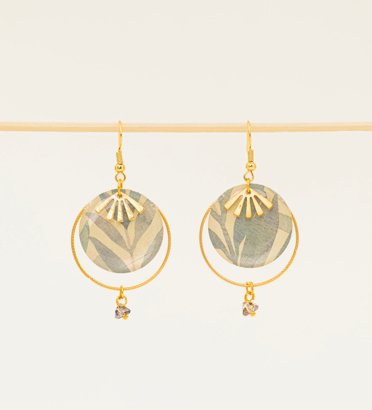 Boucles d'oreilles artisanales Savannah - papier résiné motif végétal et soleil doré, fait main en France