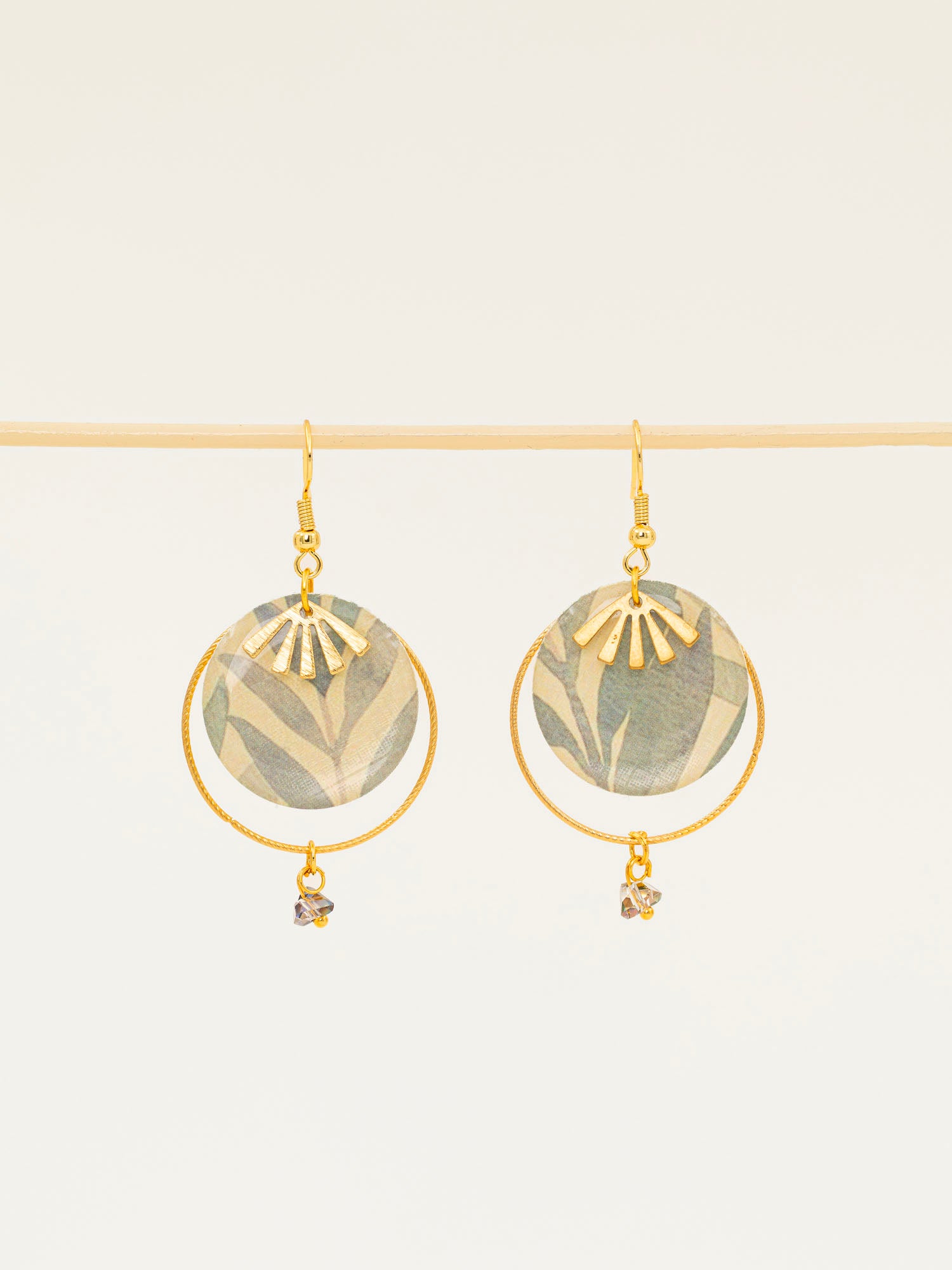 Boucles d'oreilles artisanales Savannah - papier résiné motif végétal et soleil doré, fait main en France