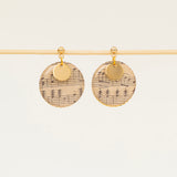 Boucles d'oreilles artisanales Vérone - papier résiné partition musicale sépia et plaqué or, fait main en France