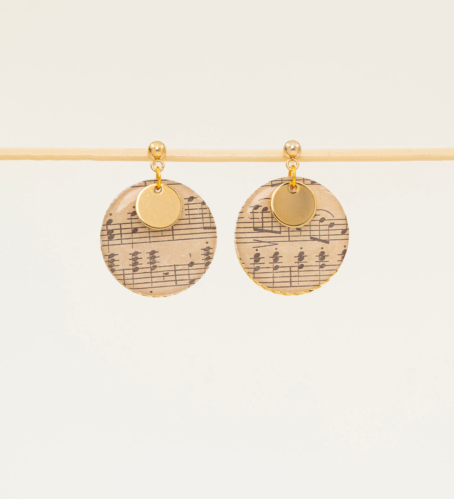 Boucles d'oreilles artisanales Vérone - papier résiné partition musicale sépia et plaqué or, fait main en France